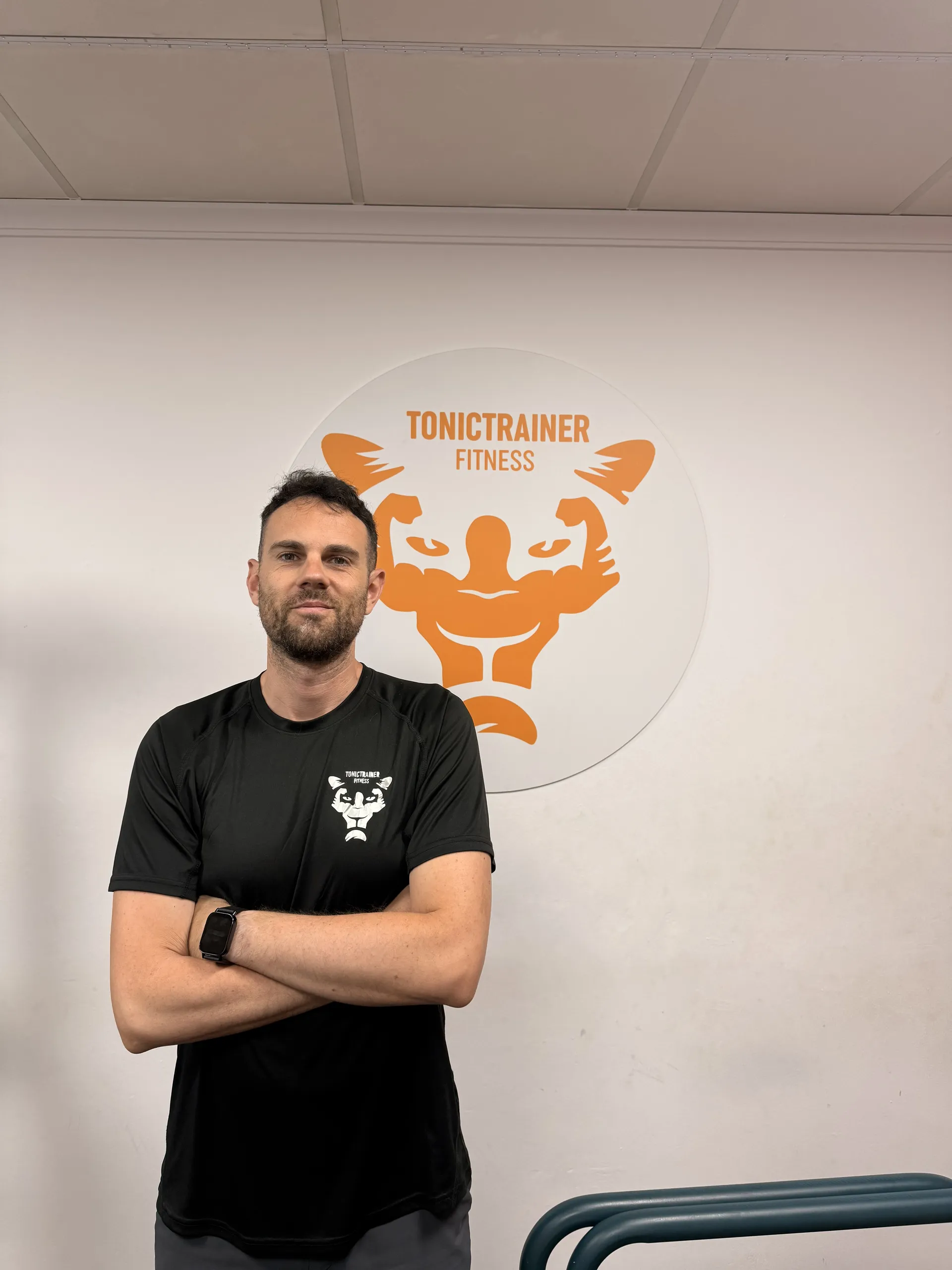 Toni corrigiendo la postura durante un entrenamiento